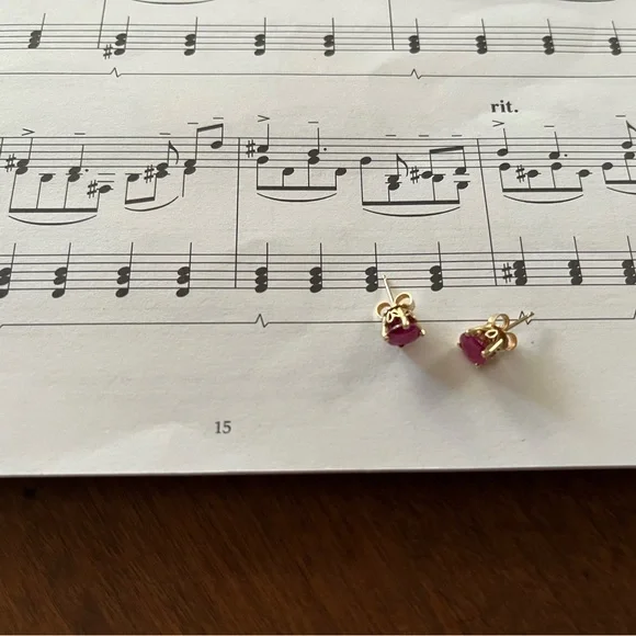 14kyg Ruby stud earrings, 5mm - Picture 5 of 11